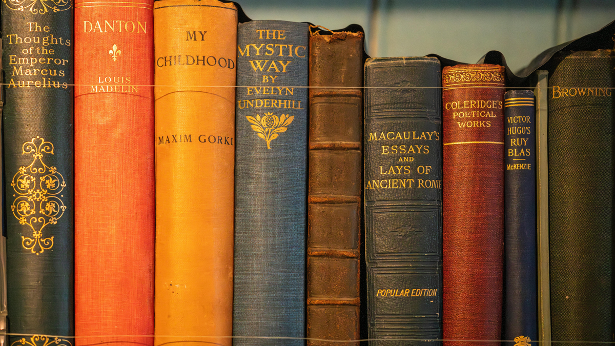 Luxury Gifts for Rare Book Collectors: 2026 High-End Guide